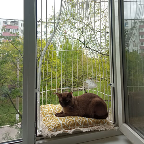 Элегантный балкон для выгула котов